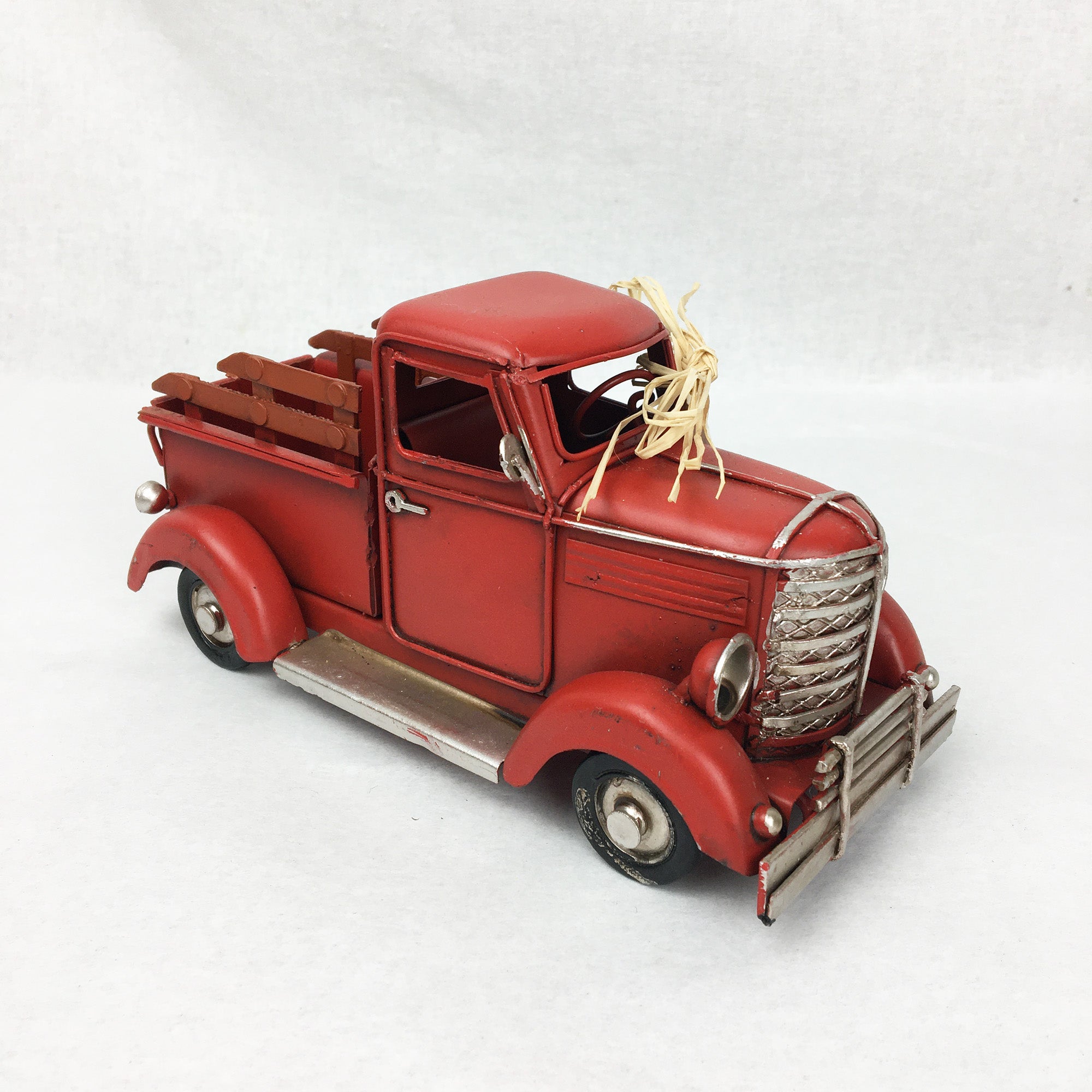 Camion ancien miniature décoratif 6'' * Chacun de nos produits sont uniques. Pour cette raison veuillez vérifier la disponibilité en magasin en nous téléphonant au 819 326-3563 avant votre achat.