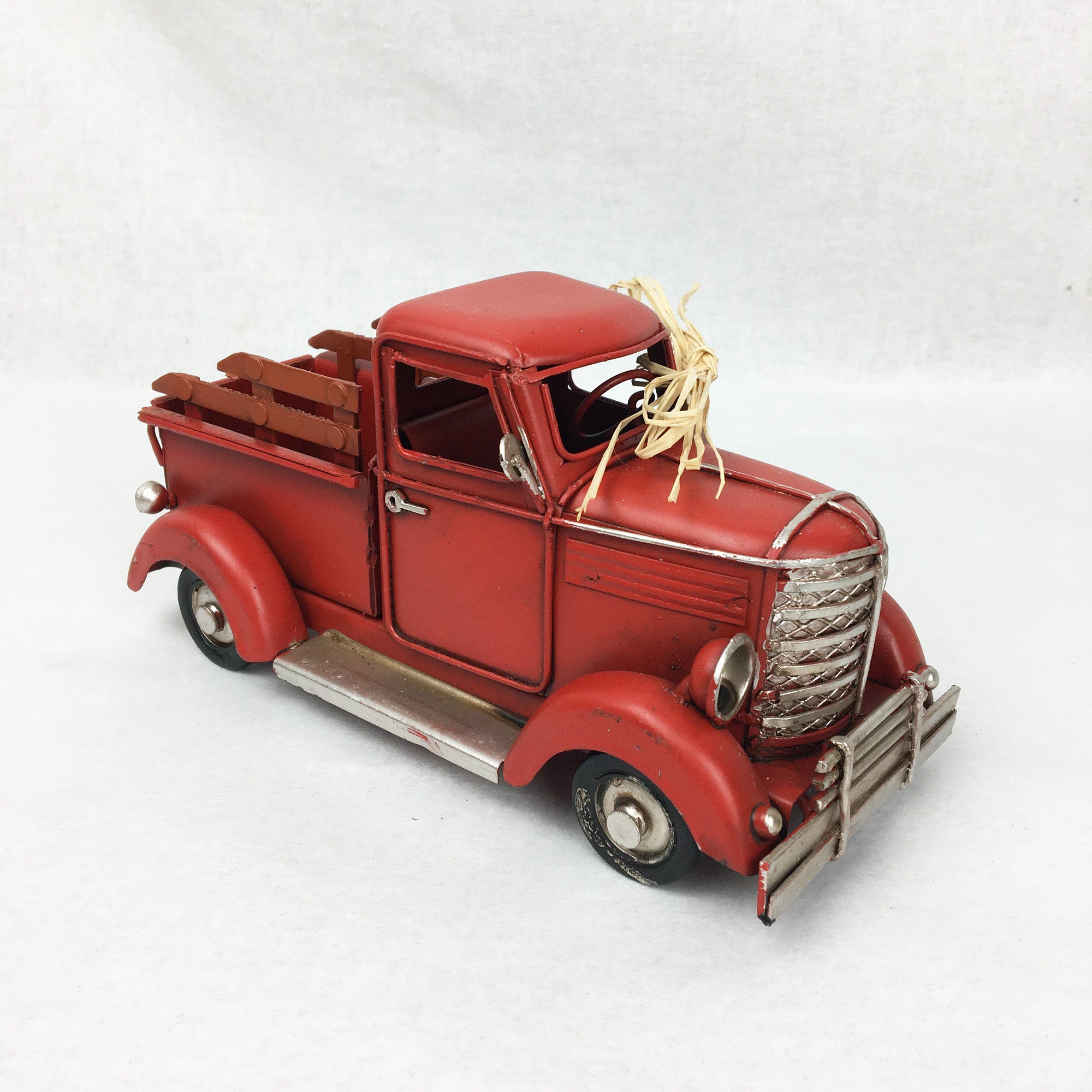 Camion ancien miniature décoratif 6''  * Chacun de nos produits sont uniques. Pour cette raison veuillez vérifier la disponibilité en magasin en nous téléphonant au 819 326-3563 avant votre achat.