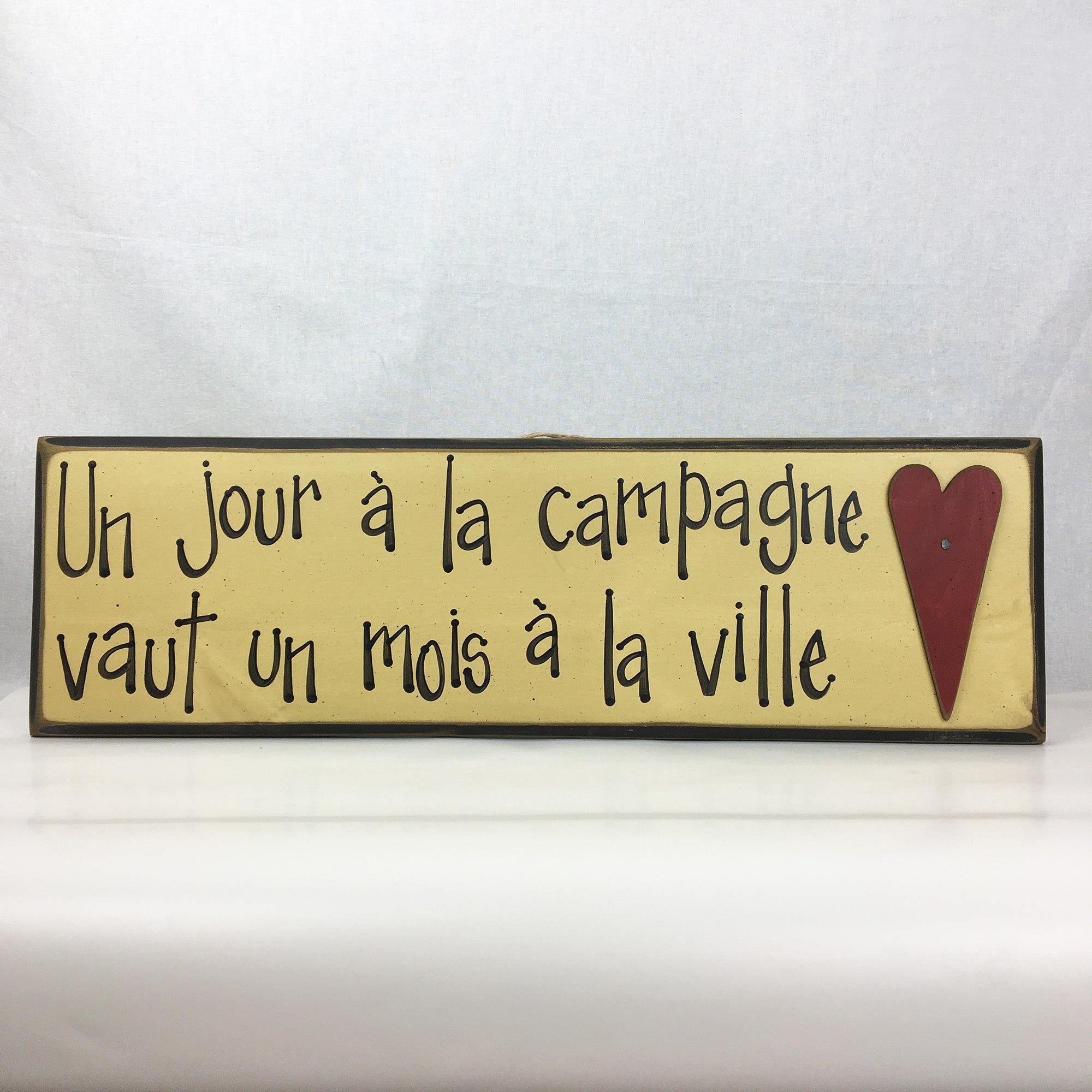 Cadre décoratif - Un jour à la campagne vaut un mois à la ville  * Chacun de nos produits sont uniques. Pour cette raison veuillez vérifier la disponibilité en magasin en nous téléphonant au 819 326-3563 avant votre achat.