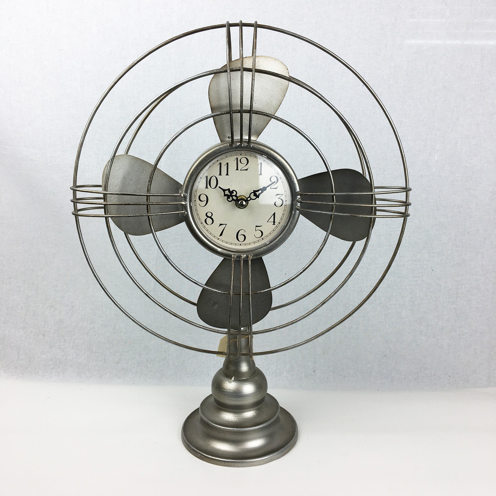 Horloge décorative style ventilateur  * Chacun de nos produits sont uniques. Pour cette raison veuillez vérifier la disponibilité en magasin en nous téléphonant au 819 326-3563 avant votre achat.