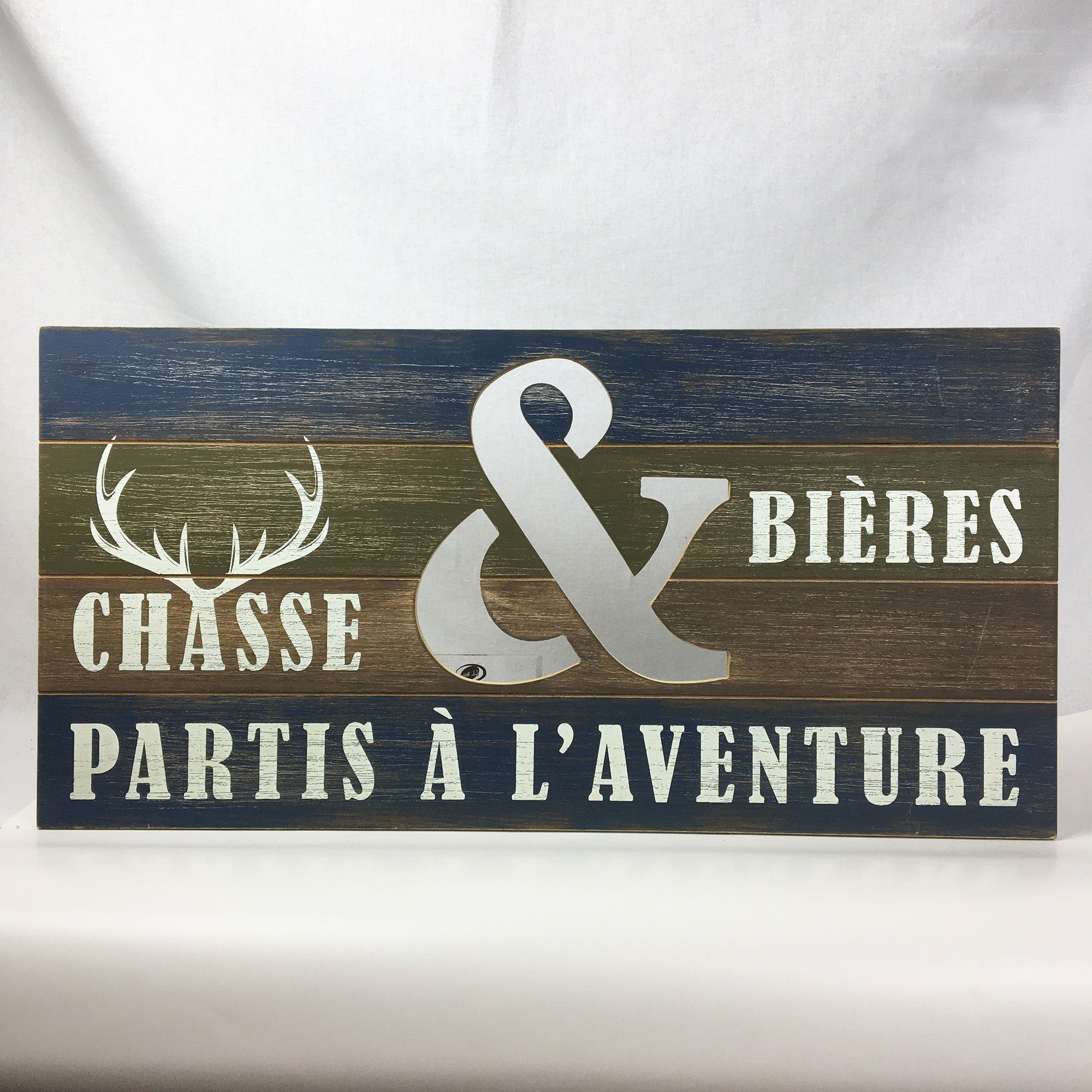 Cadre décoratif - Chasse et bière partis à l'aventure  * Chacun de nos produits sont uniques. Pour cette raison veuillez vérifier la disponibilité en magasin en nous téléphonant au 819 326-3563 avant votre achat.