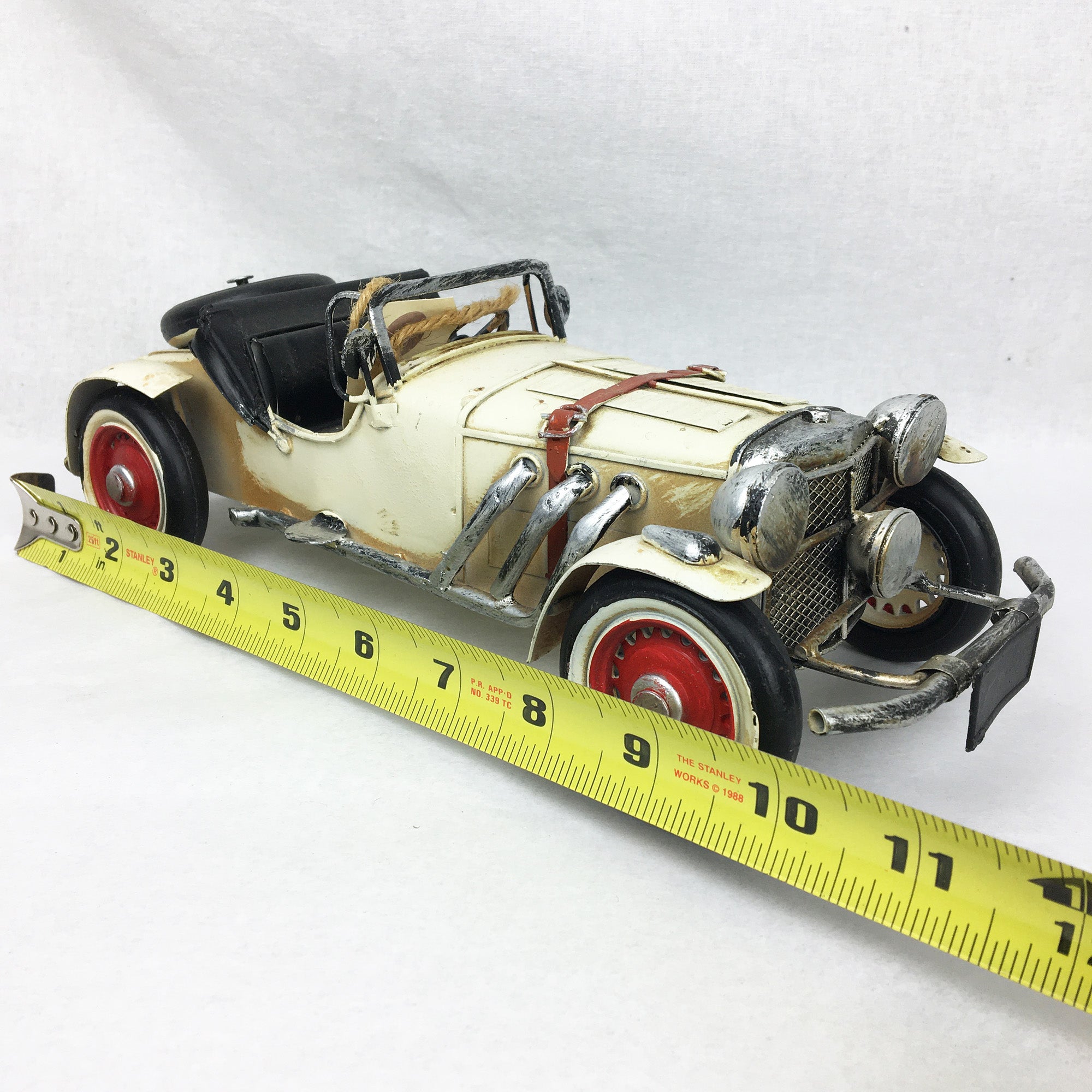 Auto ancienne miniature décoratif 11''  * Chacun de nos produits sont uniques. Pour cette raison veuillez vérifier la disponibilité en magasin en nous téléphonant au 819 326-3563 avant votre achat.