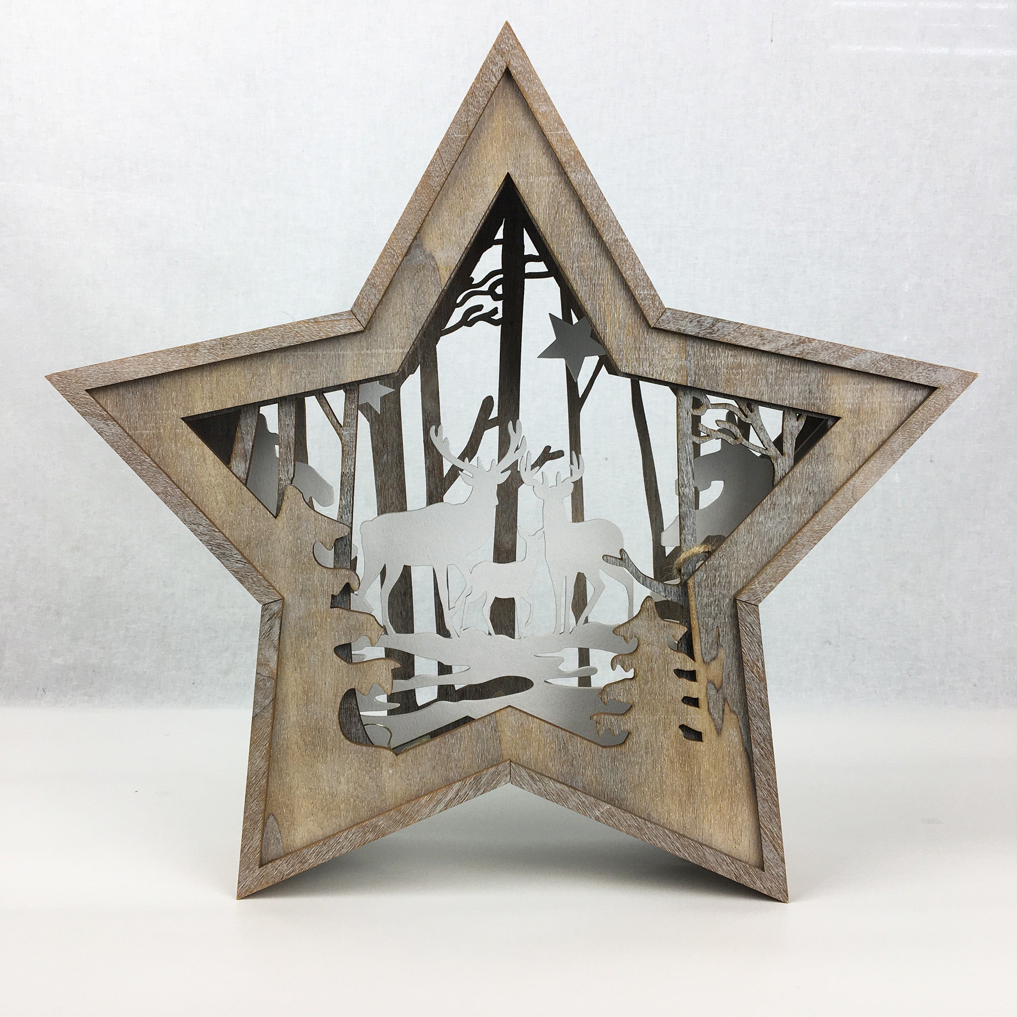 Cadre décoratif - Étoile en bois - Les chevreuils * Chacun de nos produits sont uniques. Pour cette raison veuillez vérifier la disponibilité en magasin en nous téléphonant au 819 326-3563 avant votre achat.