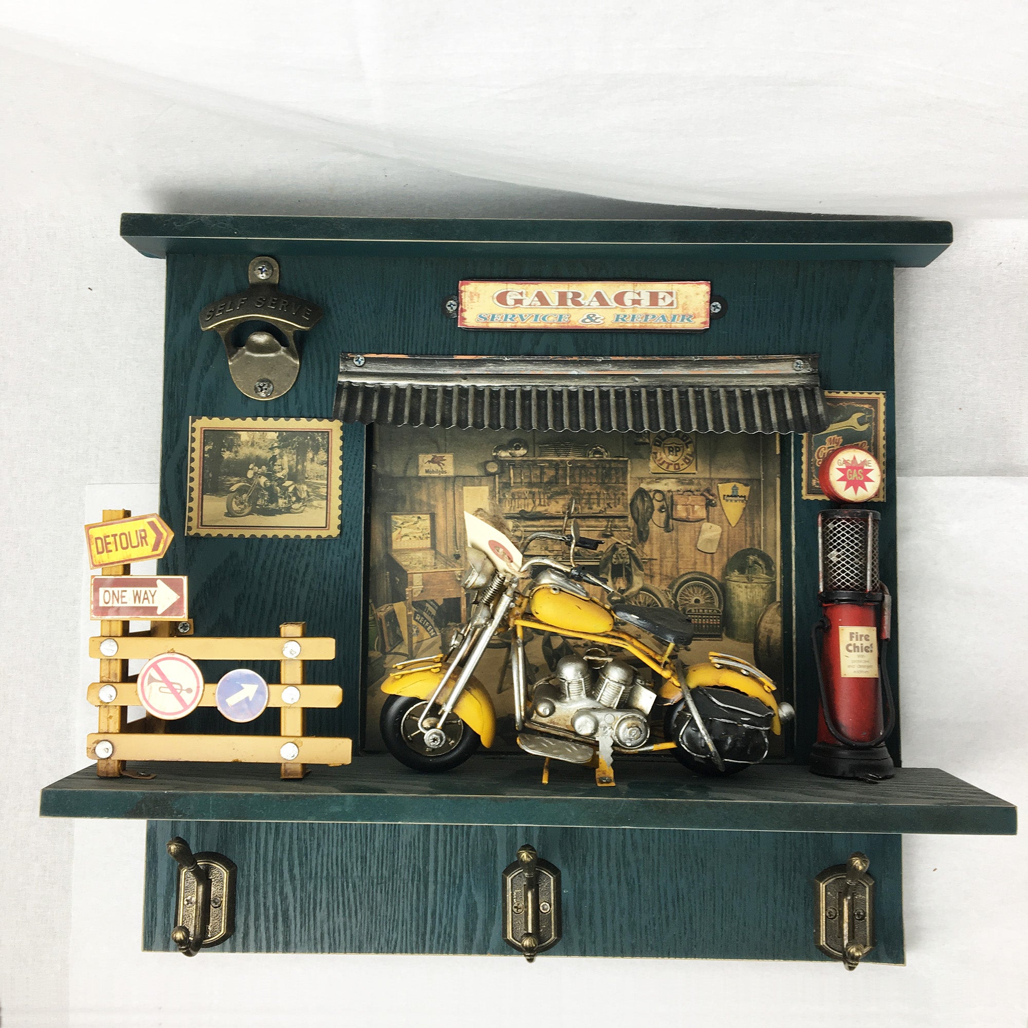 Mini garage décoratif mural Miniature * Chacun de nos produits sont uniques. Pour cette raison veuillez vérifier la disponibilité en magasin en nous téléphonant au 819 326-3563 avant votre achat.