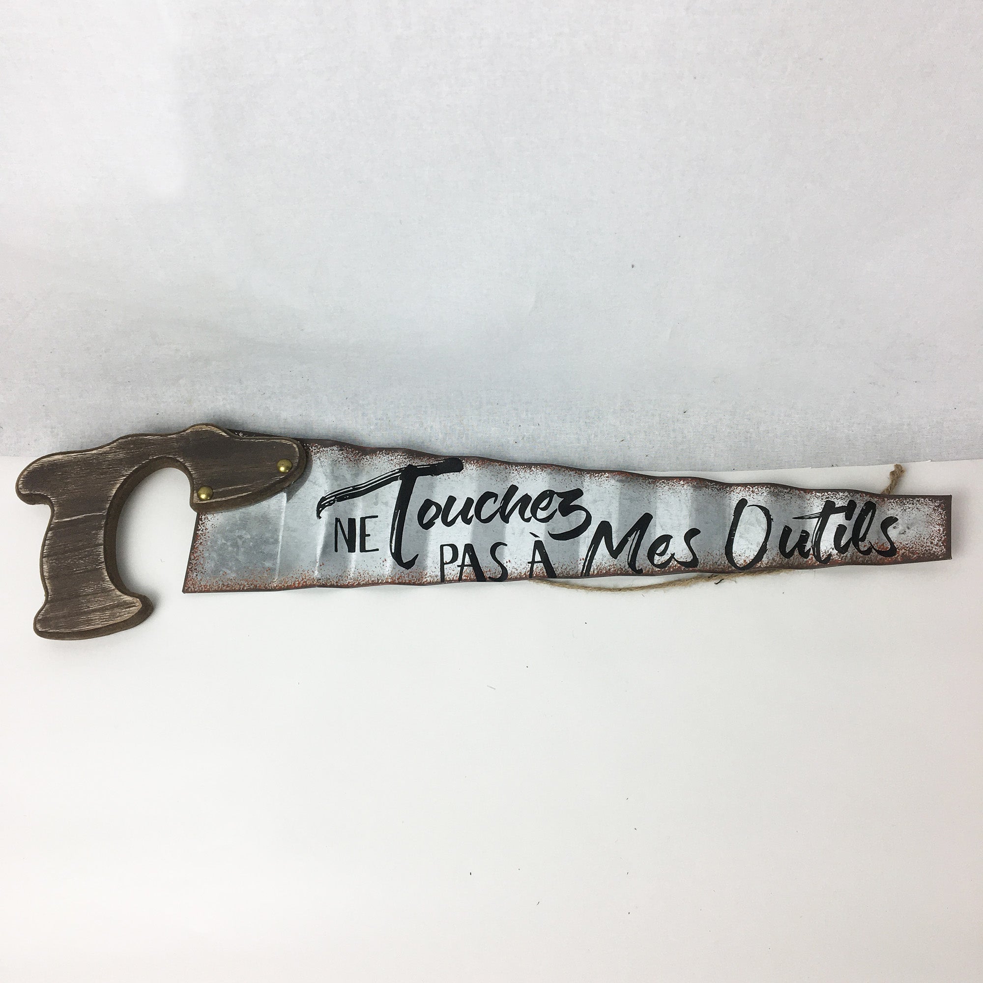 Cadre décoratif - Ne touchez pas à mes outils * Chacun de nos produits sont uniques. Pour cette raison veuillez vérifier la disponibilité en magasin en nous téléphonant au 819 326-3563 avant votre achat.