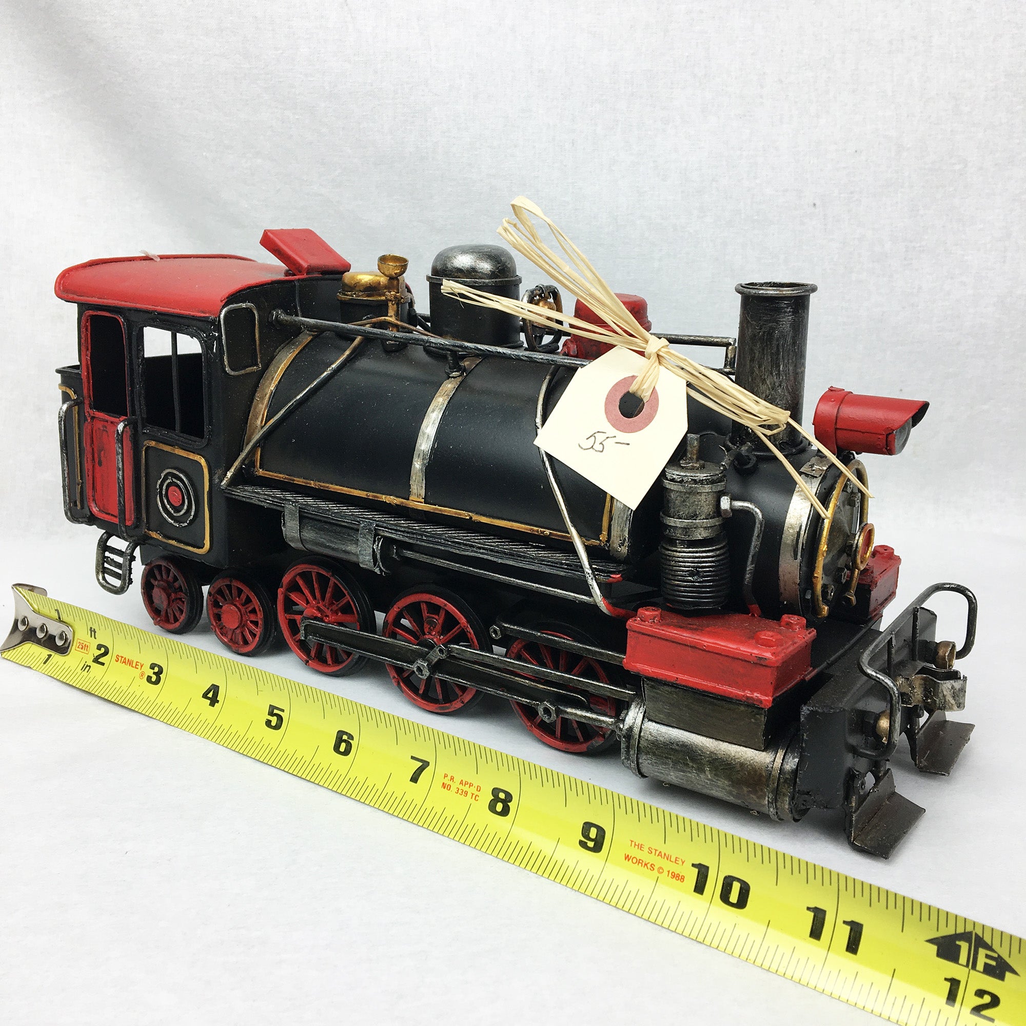 Train miniature décoratif 11'' * Chacun de nos produits sont uniques. Pour cette raison veuillez vérifier la disponibilité en magasin en nous téléphonant au 819 326-3563 avant votre achat.