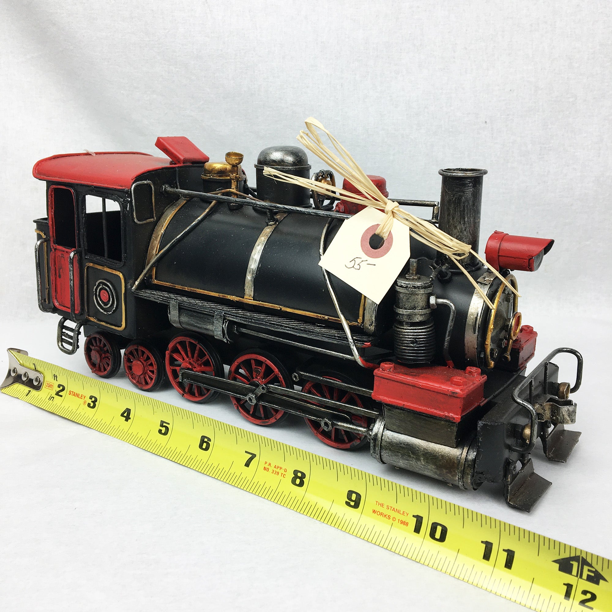 Train miniature décoratif 11''  * Chacun de nos produits sont uniques. Pour cette raison veuillez vérifier la disponibilité en magasin en nous téléphonant au 819 326-3563 avant votre achat.