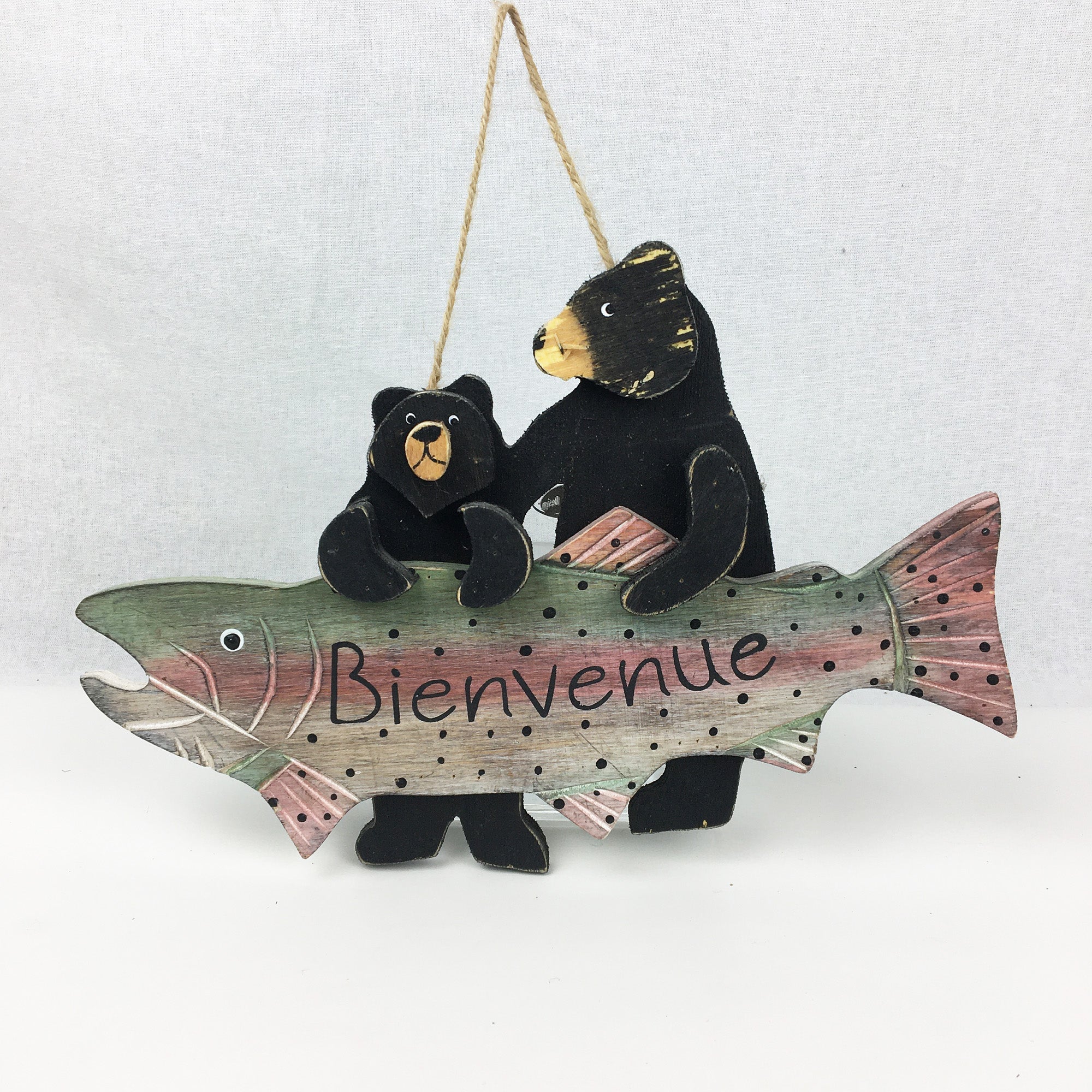 Cadre décoratif - Ours bienvenue * Chacun de nos produits sont uniques. Pour cette raison veuillez vérifier la disponibilité en magasin en nous téléphonant au 819 326-3563 avant votre achat.