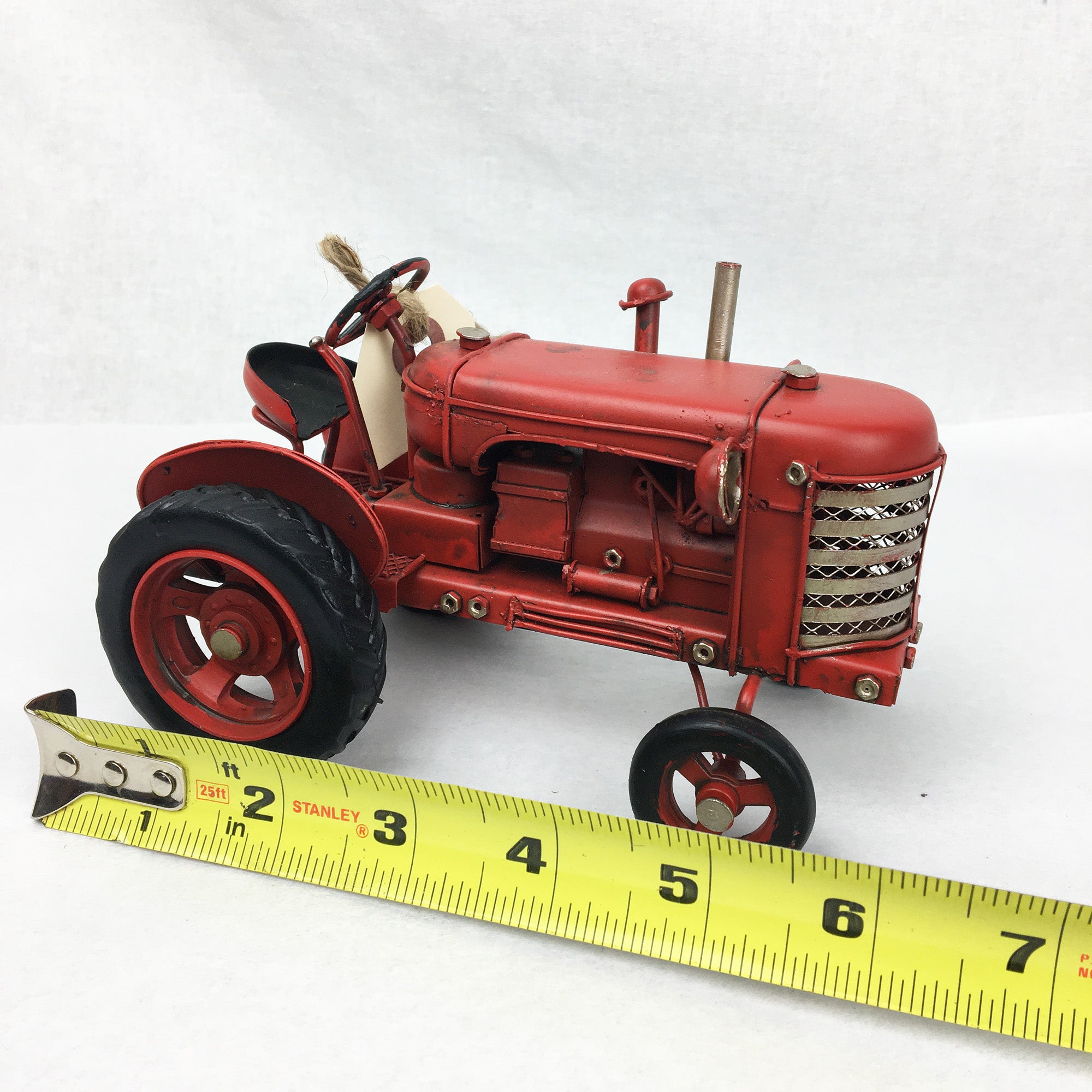 Tracteur miniature décoratif 6'' * Chacun de nos produits sont uniques. Pour cette raison veuillez vérifier la disponibilité en magasin en nous téléphonant au 819 326-3563 avant votre achat.