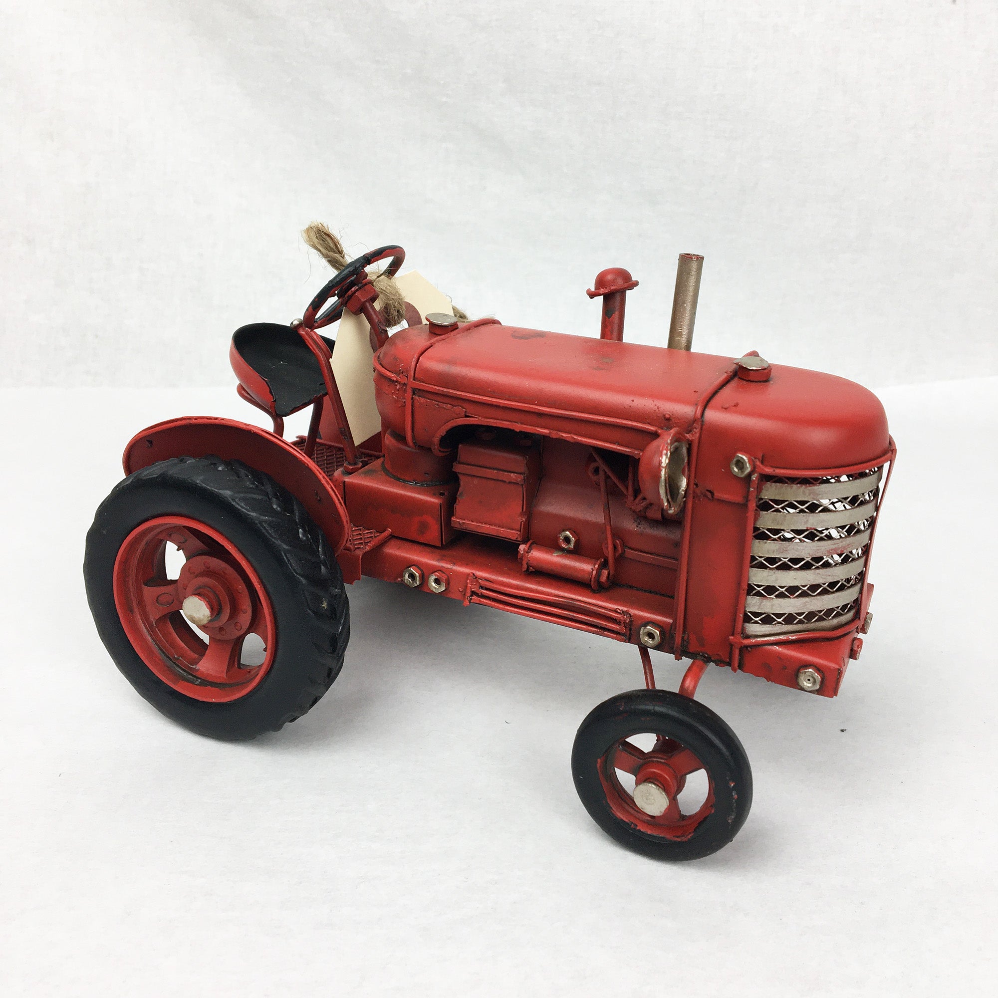 Tracteur miniature décoratif 6'' * Chacun de nos produits sont uniques. Pour cette raison veuillez vérifier la disponibilité en magasin en nous téléphonant au 819 326-3563 avant votre achat.