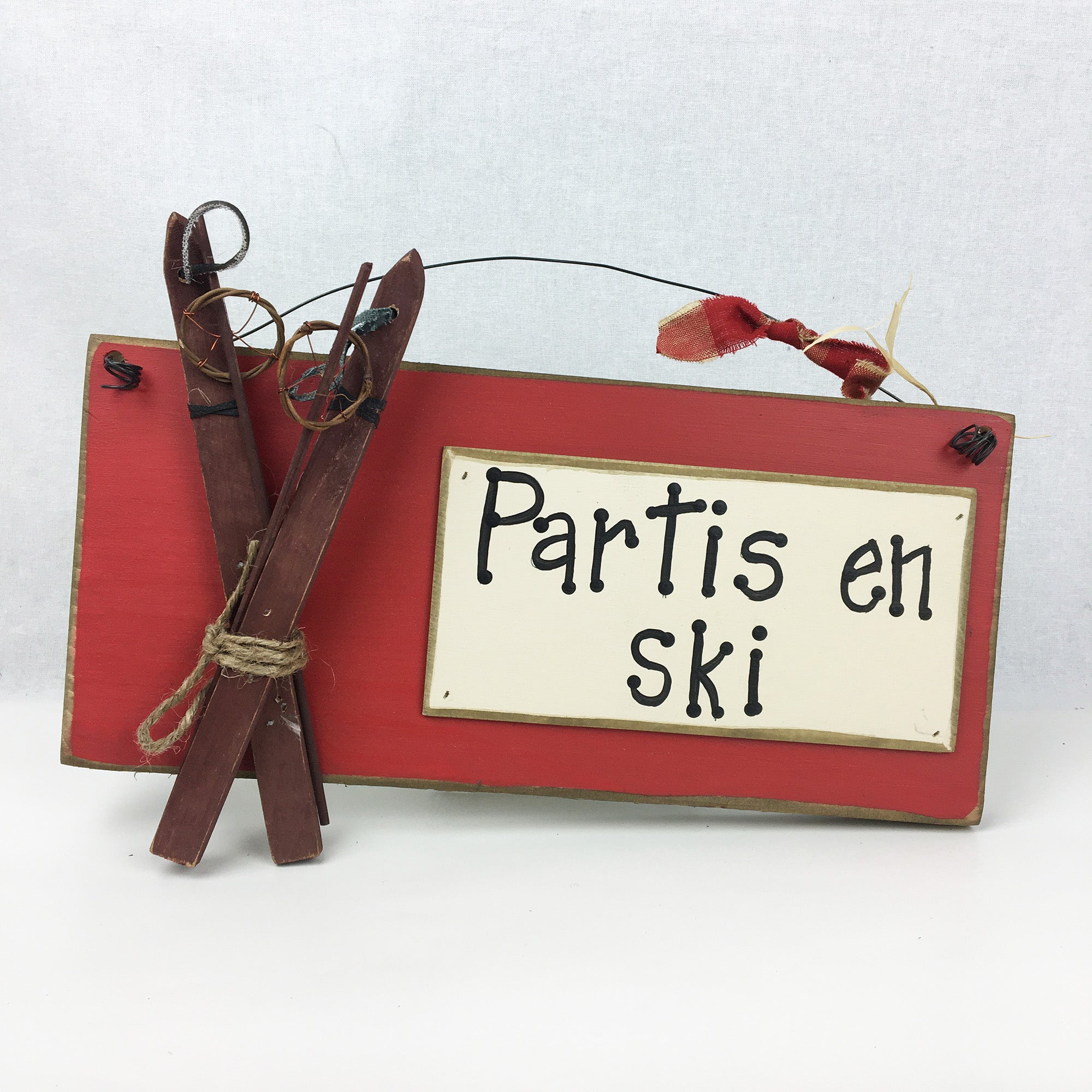 Cadre décoratif - Partis en ski * Chacun de nos produits sont uniques. Pour cette raison veuillez vérifier la disponibilité en magasin en nous téléphonant au 819 326-3563 avant votre achat.