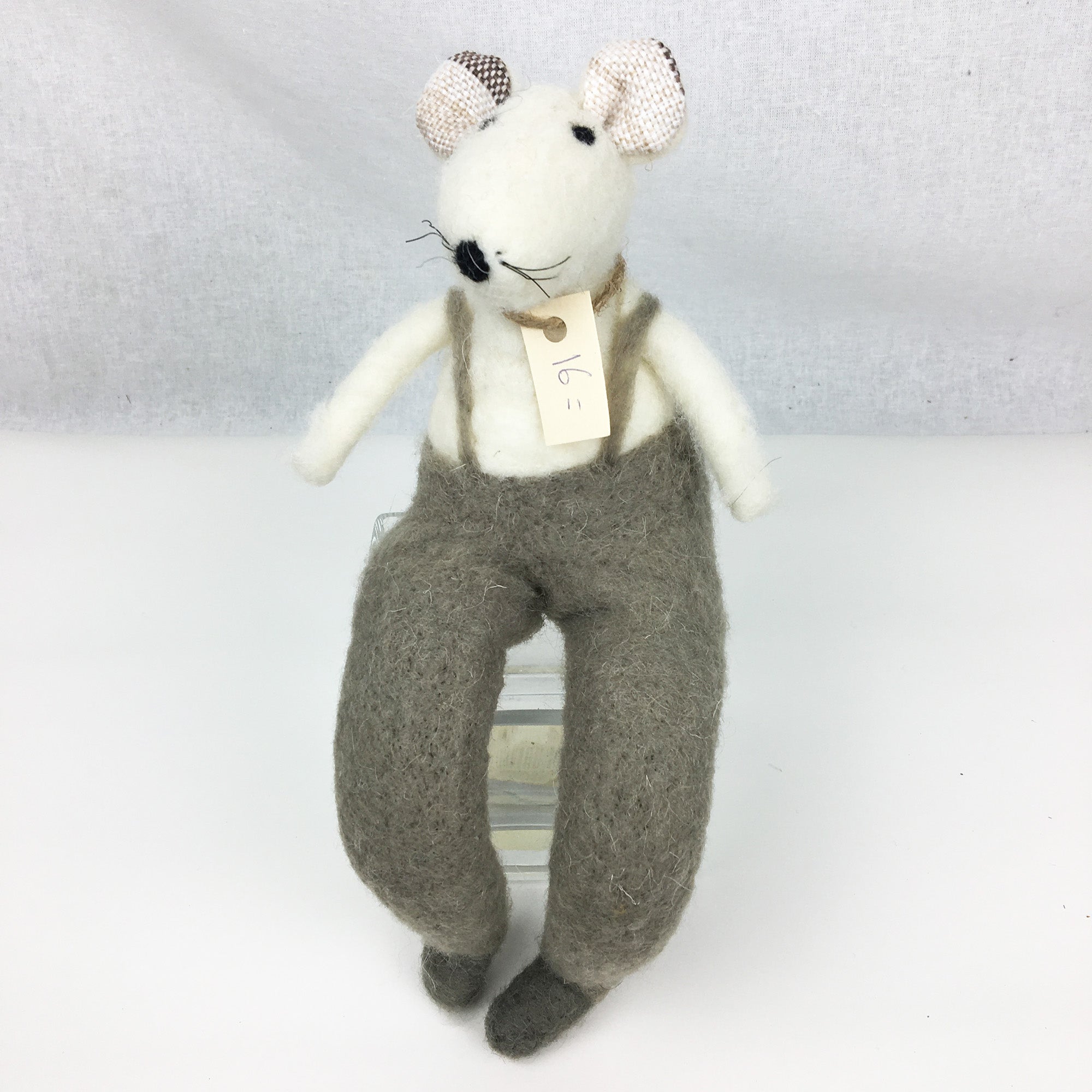 Monsieur souris - décoration - Cadeau original * Chacun de nos produits sont uniques. Pour cette raison veuillez vérifier la disponibilité en magasin en nous téléphonant au 819 326-3563 avant votre achat.