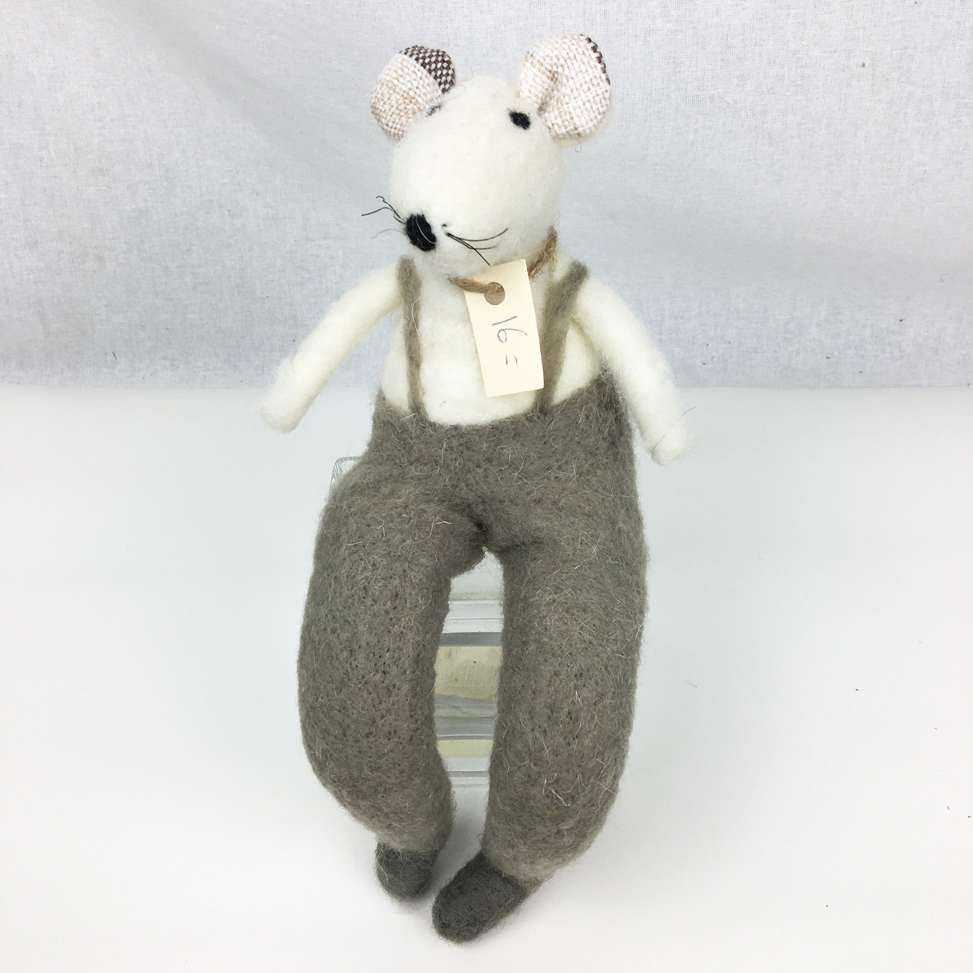 Monsieur souris - décoration - Cadeau original  * Chacun de nos produits sont uniques. Pour cette raison veuillez vérifier la disponibilité en magasin en nous téléphonant au 819 326-3563 avant votre achat.