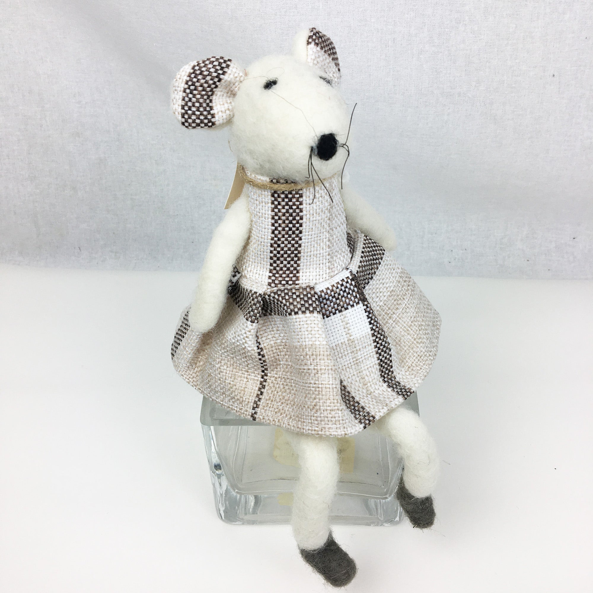 Madame souris - décoration - Cadeau original * Chacun de nos produits sont uniques. Pour cette raison veuillez vérifier la disponibilité en magasin en nous téléphonant au 819 326-3563 avant votre achat.