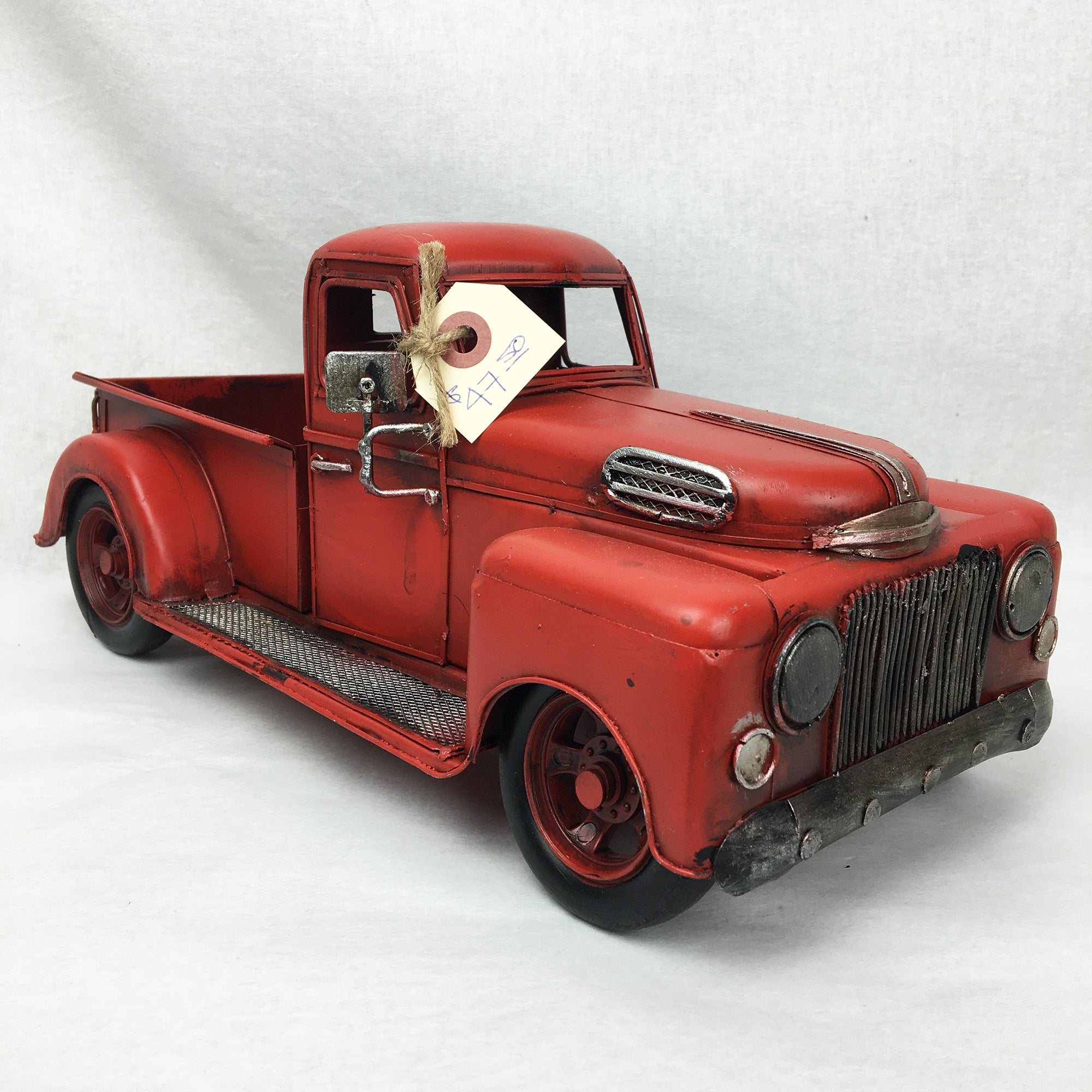 Camion ancien miniature décoratif 12''  * Chacun de nos produits sont uniques. Pour cette raison veuillez vérifier la disponibilité en magasin en nous téléphonant au 819 326-3563 avant votre achat.