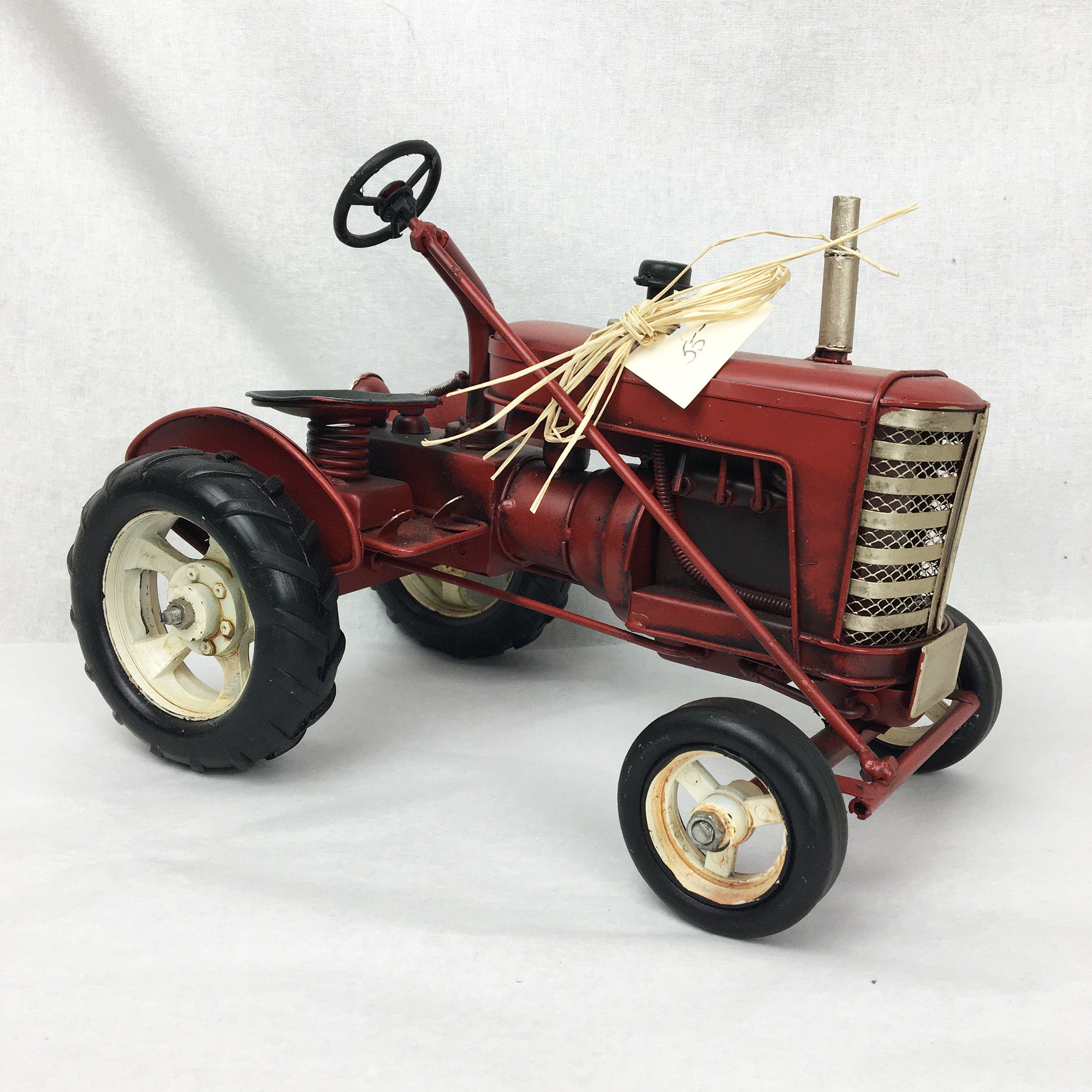 Tracteur miniature décoratif 9'' * Chacun de nos produits sont uniques. Pour cette raison veuillez vérifier la disponibilité en magasin en nous téléphonant au 819 326-3563 avant votre achat.