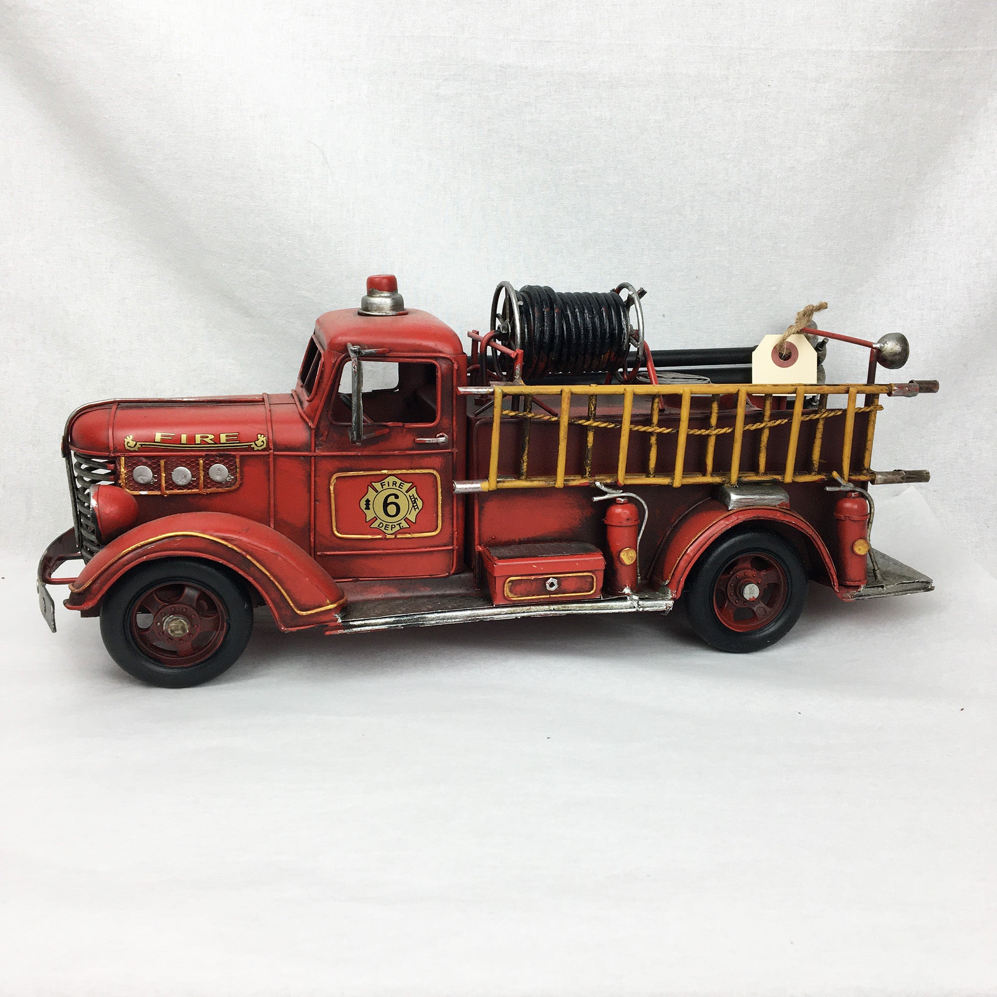 Camion de pompier décoratif 15'' miniature * Chacun de nos produits sont uniques. Pour cette raison veuillez vérifier la disponibilité en magasin en nous téléphonant au 819 326-3563 avant votre achat.