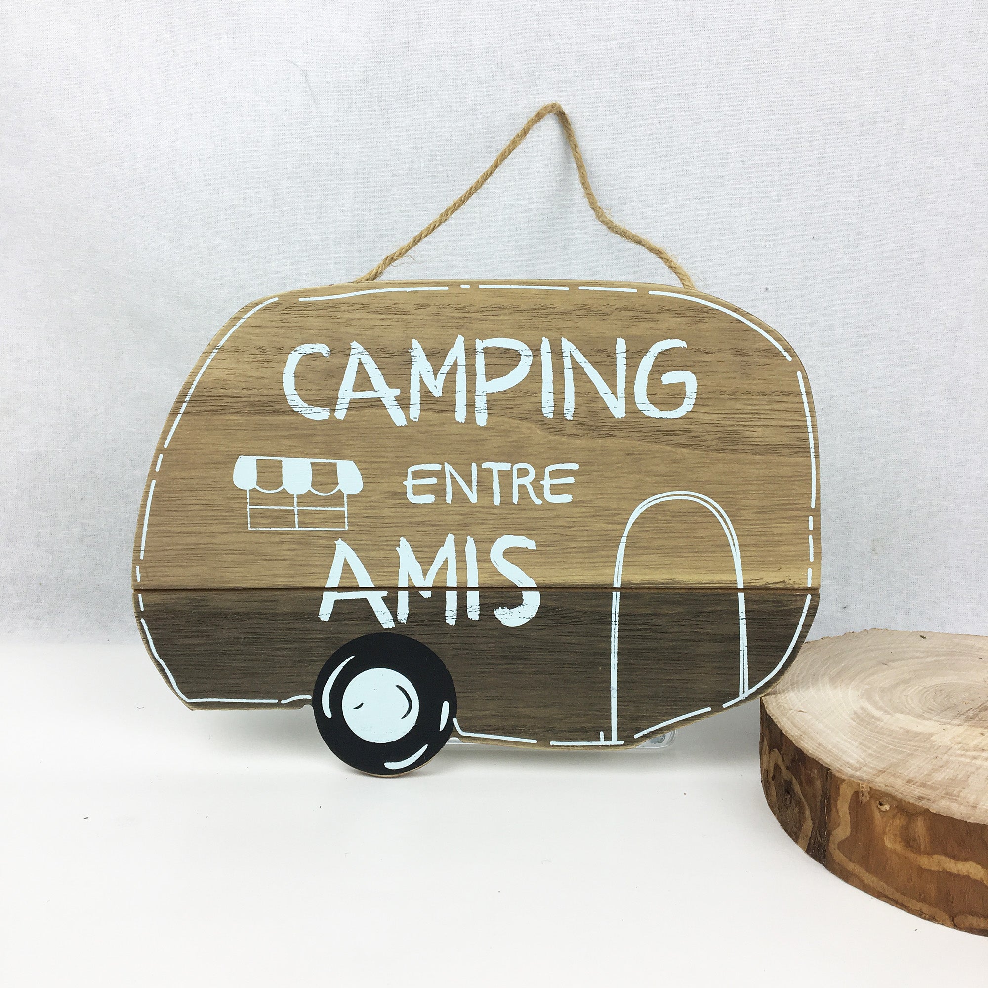 Cadre décoratif - Camping entre amis  * Chacun de nos produits sont uniques. Pour cette raison veuillez vérifier la disponibilité en magasin en nous téléphonant au 819 326-3563 avant votre achat.