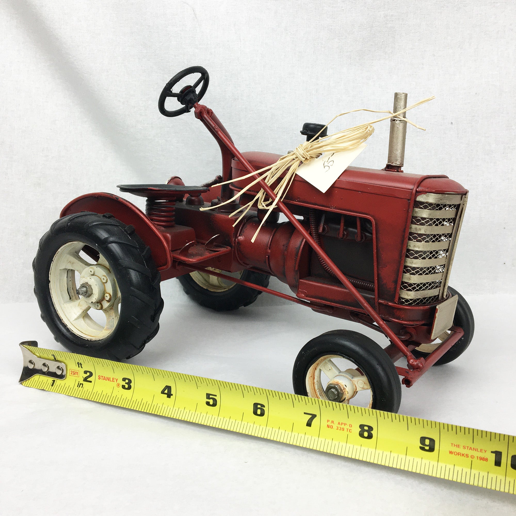 Tracteur miniature décoratif 9'' * Chacun de nos produits sont uniques. Pour cette raison veuillez vérifier la disponibilité en magasin en nous téléphonant au 819 326-3563 avant votre achat.