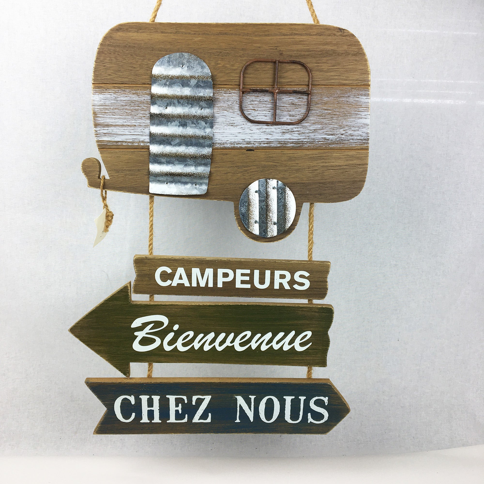Cadre décoratif - Campeurs bienvenue chez nous * Chacun de nos produits sont uniques. Pour cette raison veuillez vérifier la disponibilité en magasin en nous téléphonant au 819 326-3563 avant votre achat.