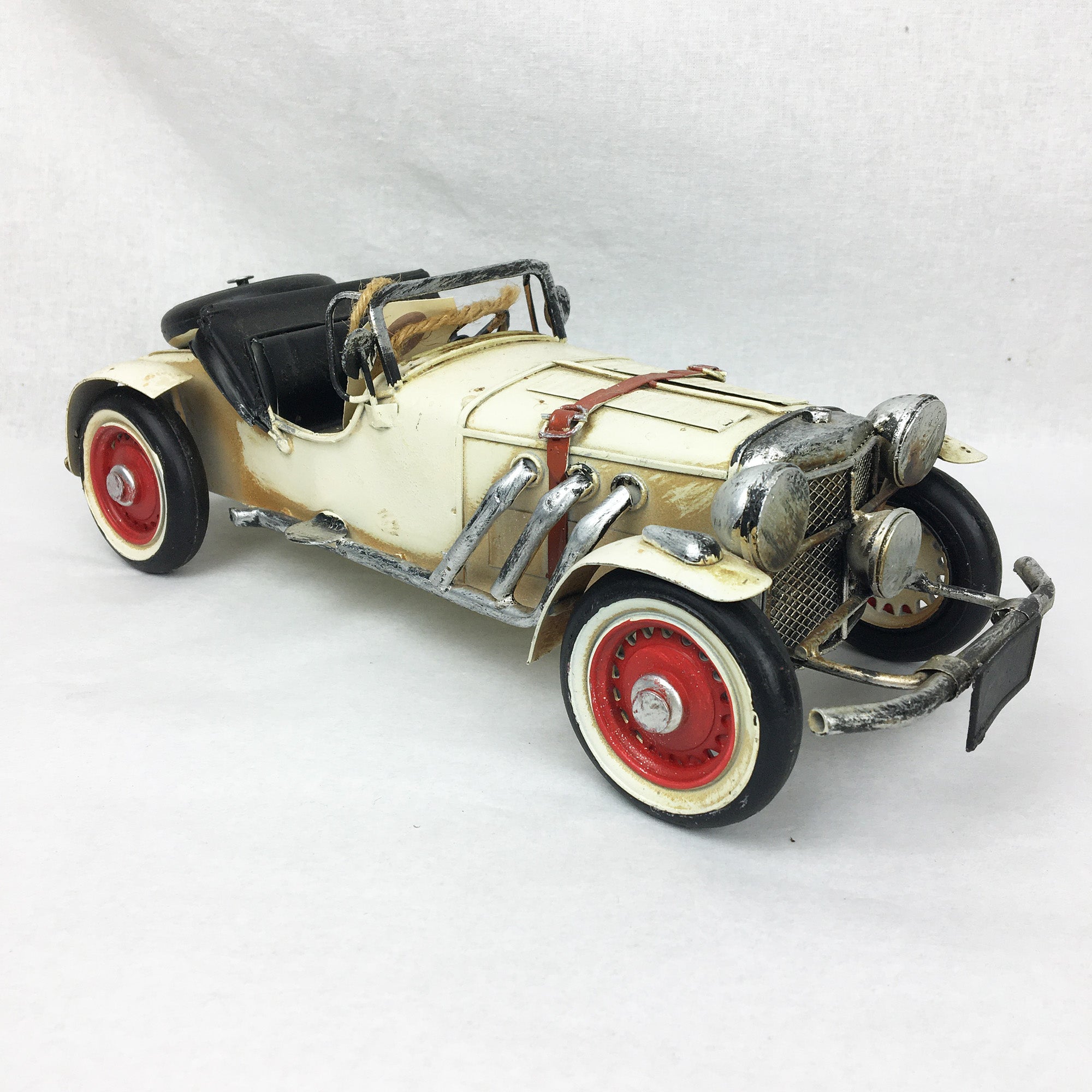 Auto ancienne miniature décoratif 11''  * Chacun de nos produits sont uniques. Pour cette raison veuillez vérifier la disponibilité en magasin en nous téléphonant au 819 326-3563 avant votre achat.