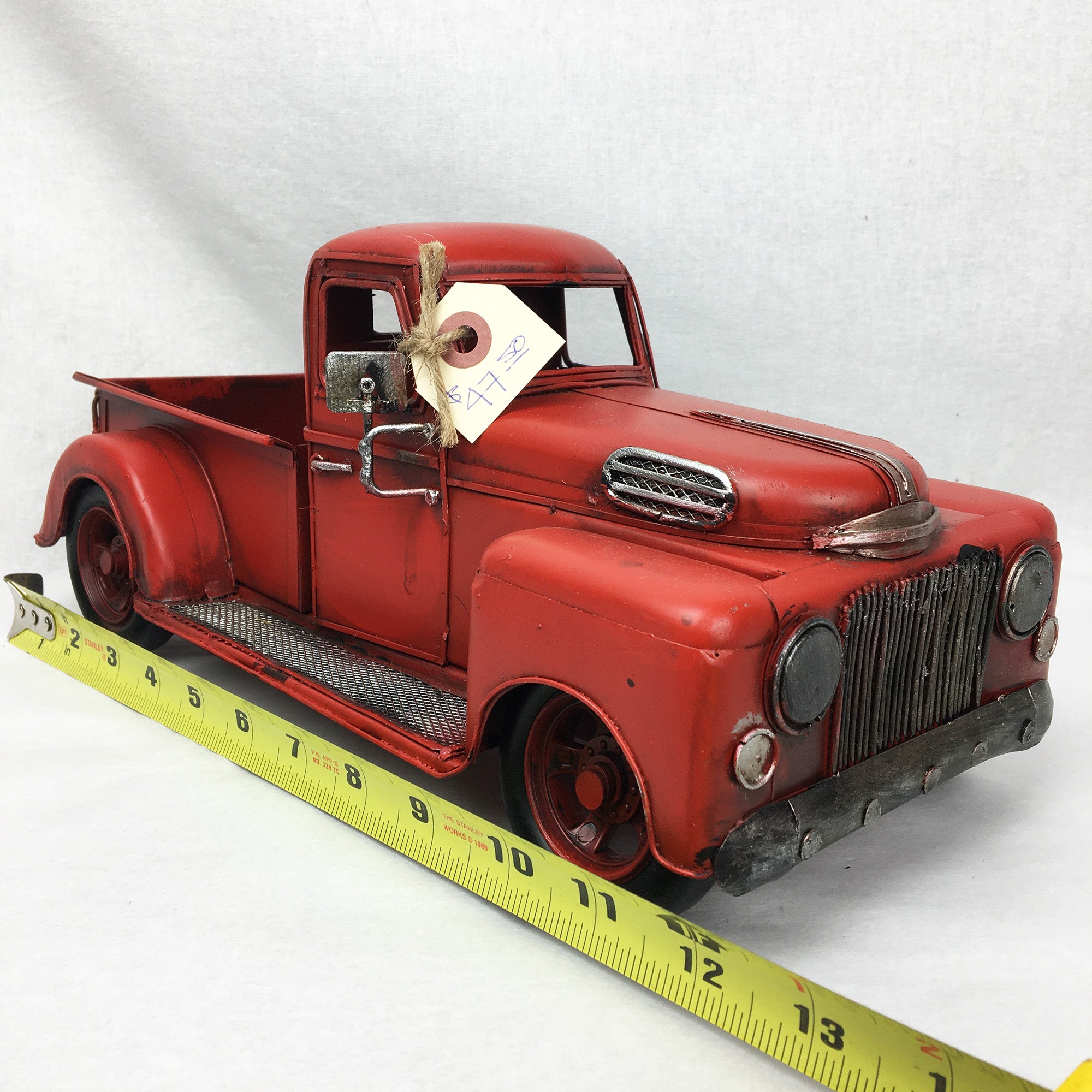 Camion ancien miniature décoratif 12''  * Chacun de nos produits sont uniques. Pour cette raison veuillez vérifier la disponibilité en magasin en nous téléphonant au 819 326-3563 avant votre achat.