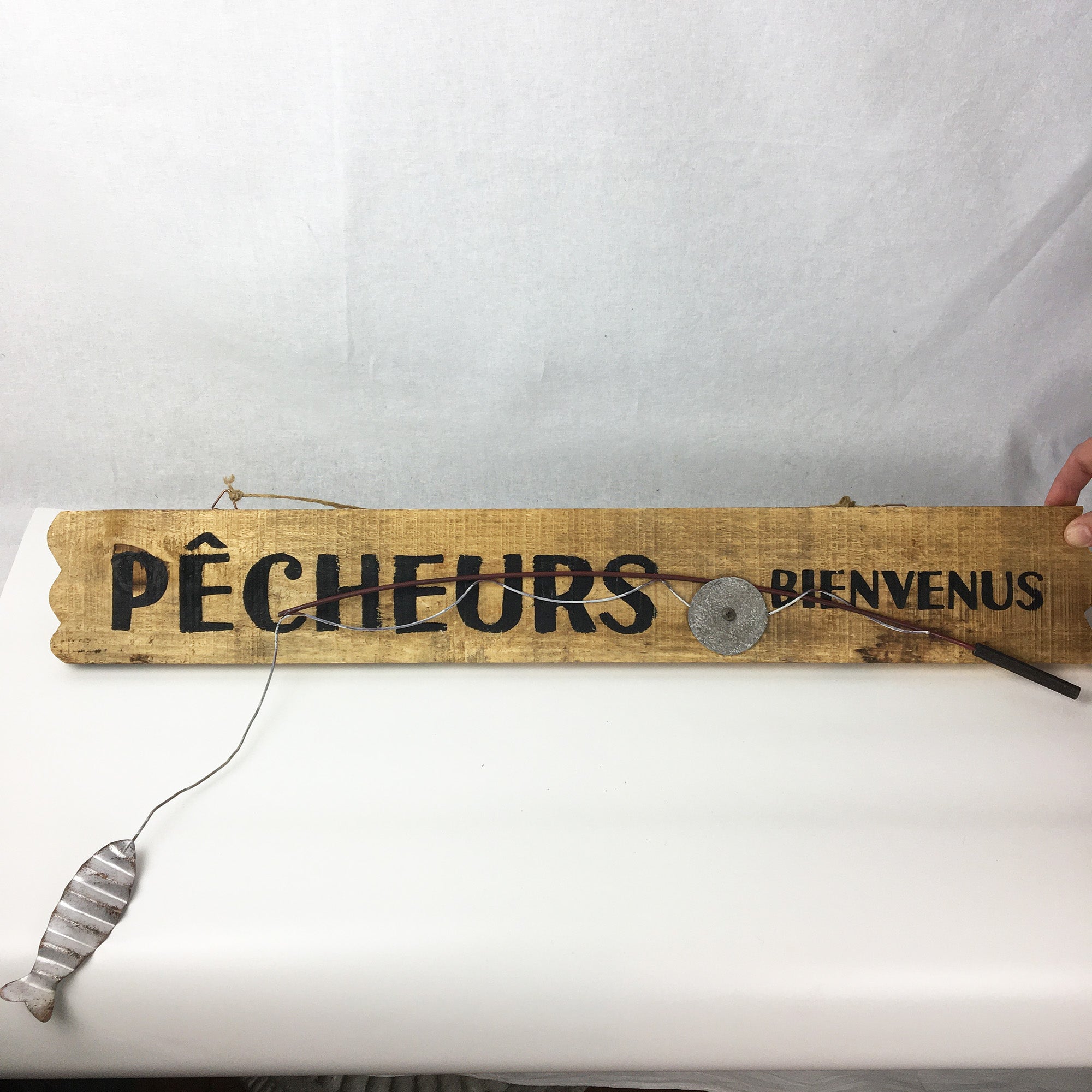 Cadre décoratif - Pêcheurs bienvenus * Chacun de nos produits sont uniques. Pour cette raison veuillez vérifier la disponibilité en magasin en nous téléphonant au 819 326-3563 avant votre achat.