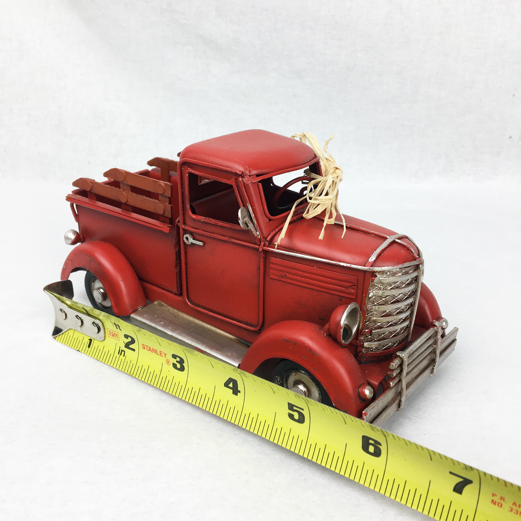 Camion ancien miniature décoratif 6''  * Chacun de nos produits sont uniques. Pour cette raison veuillez vérifier la disponibilité en magasin en nous téléphonant au 819 326-3563 avant votre achat.