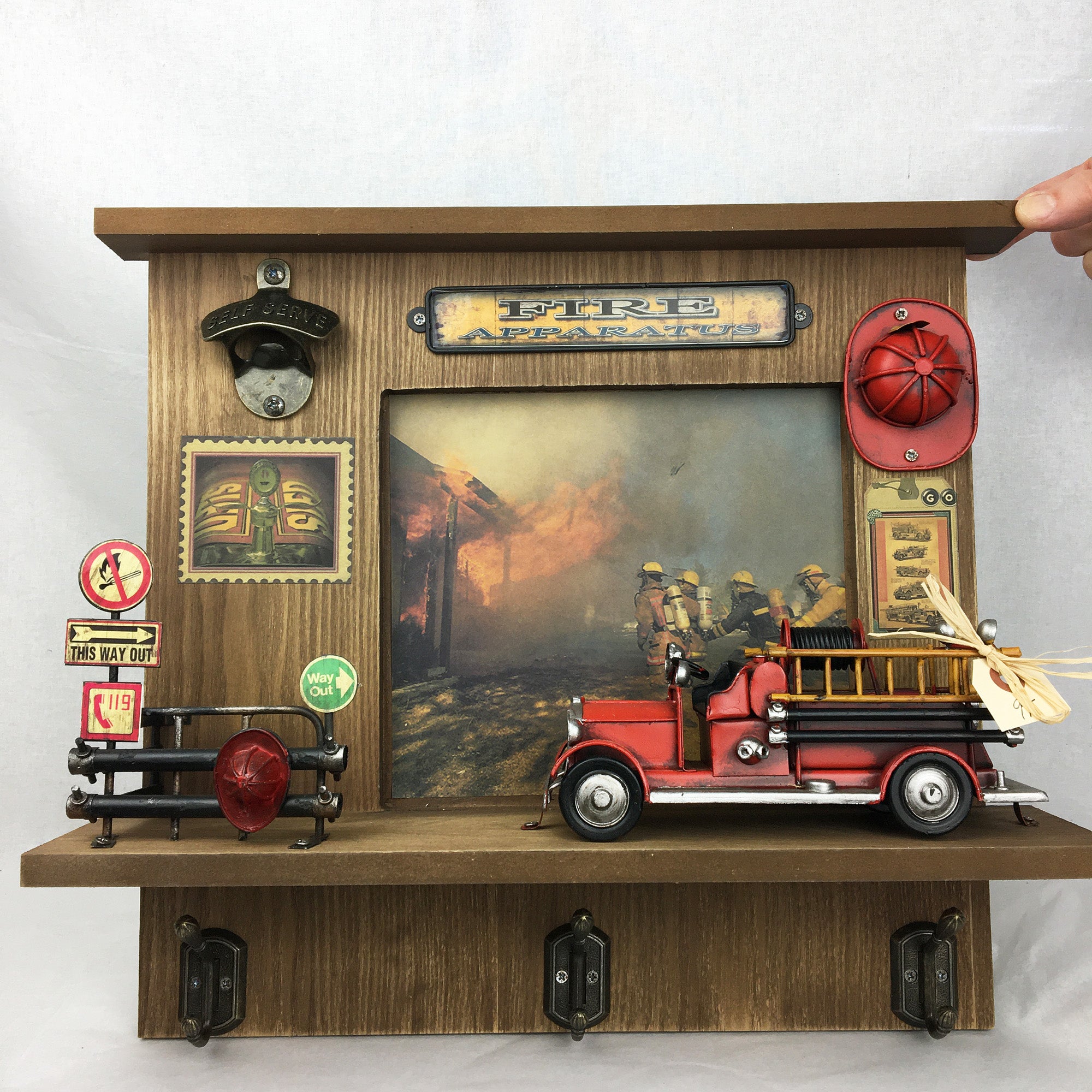 Mini caserne de pompier décorative Miniature * Chacun de nos produits sont uniques. Pour cette raison veuillez vérifier la disponibilité en magasin en nous téléphonant au 819 326-3563 avant votre achat.