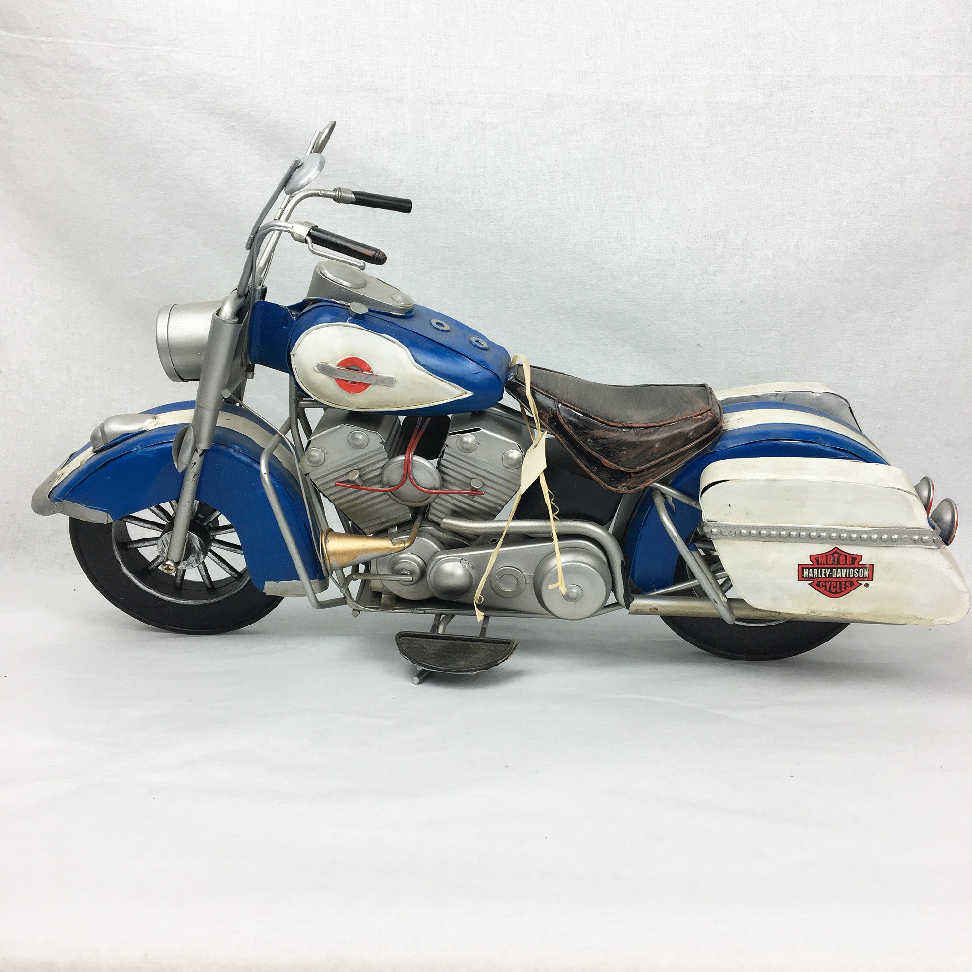 Motocyclette décorative 15'' bleu et blanc - cadeau unique Miniature * Chacun de nos produits sont uniques. Pour cette raison veuillez vérifier la disponibilité en magasin en nous téléphonant au 819 326-3563 avant votre achat.