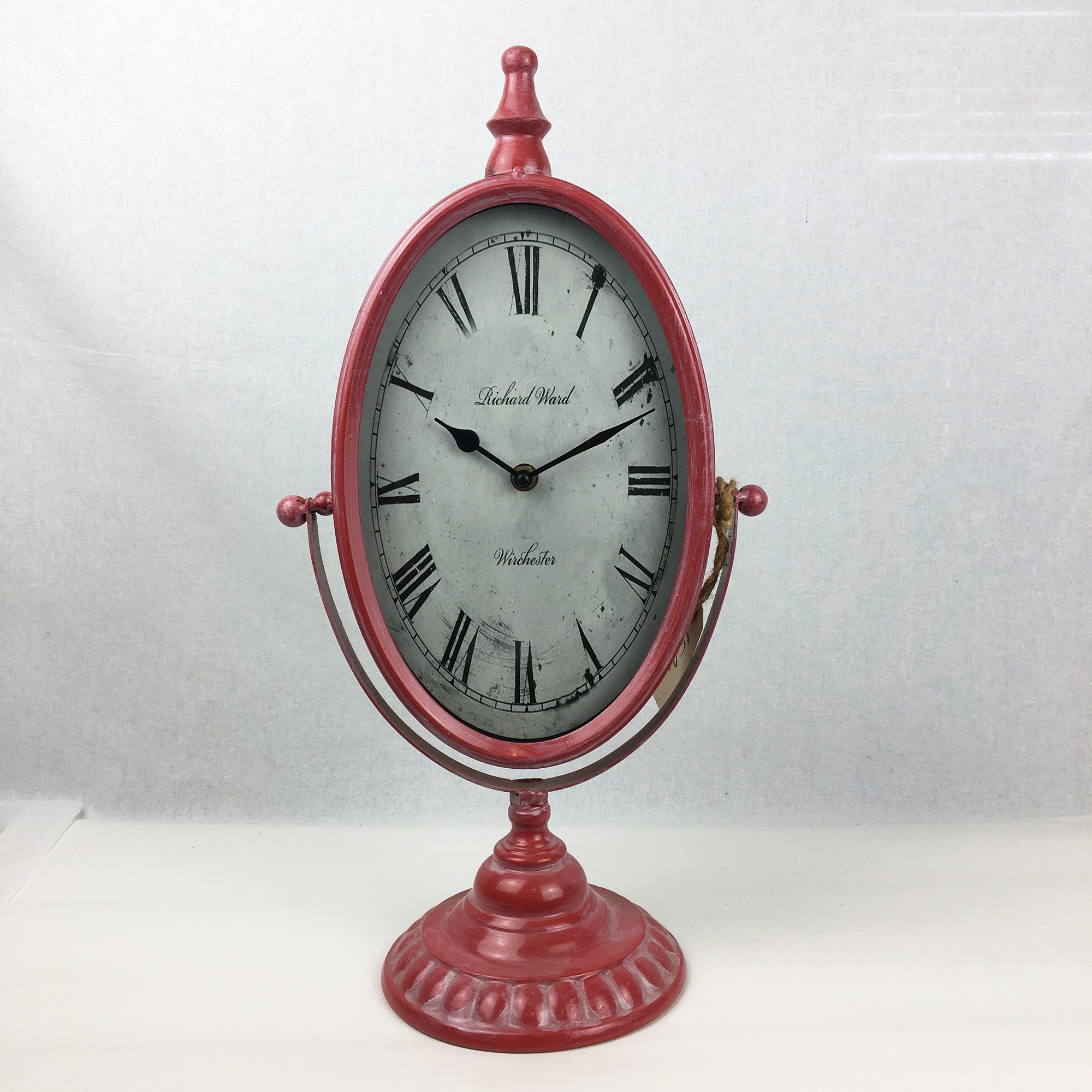 Horloge décorative ovale rouge  * Chacun de nos produits sont uniques. Pour cette raison veuillez vérifier la disponibilité en magasin en nous téléphonant au 819 326-3563 avant votre achat.