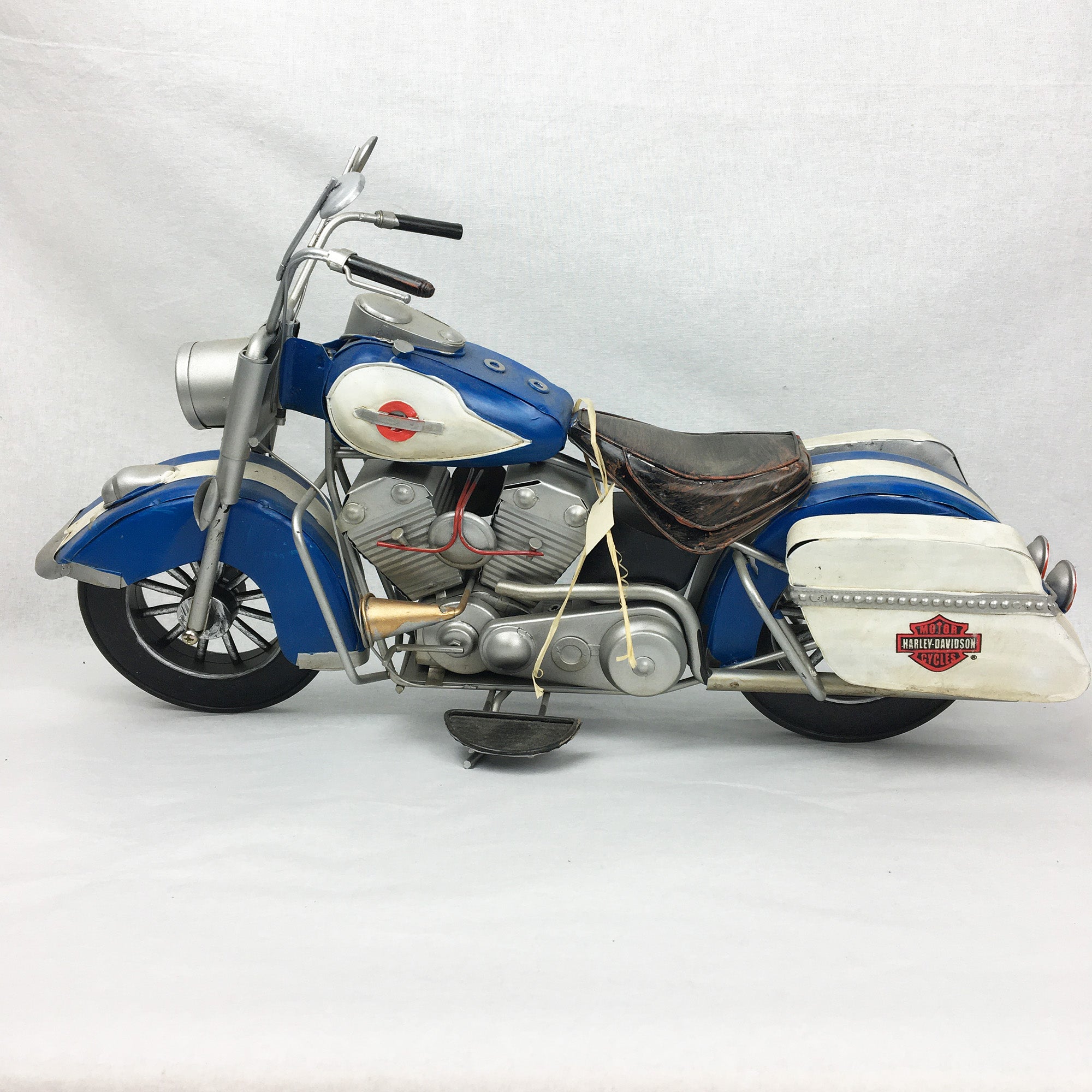Motocyclette décorative 15'' bleu et blanc - cadeau unique Miniature  * Chacun de nos produits sont uniques. Pour cette raison veuillez vérifier la disponibilité en magasin en nous téléphonant au 819 326-3563 avant votre achat.